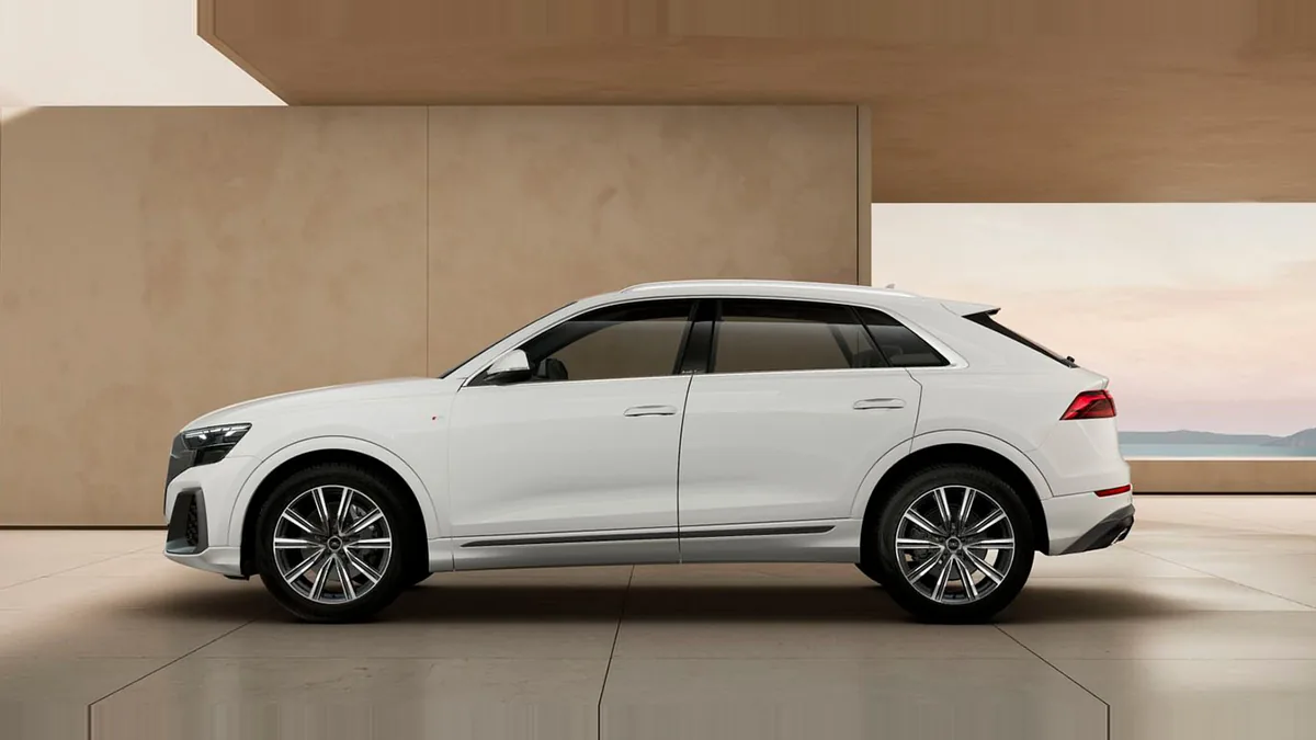 Audi Q8 SUV S line 45 TDI Quattro Tiptronic en renting en Barcelona — Trasera