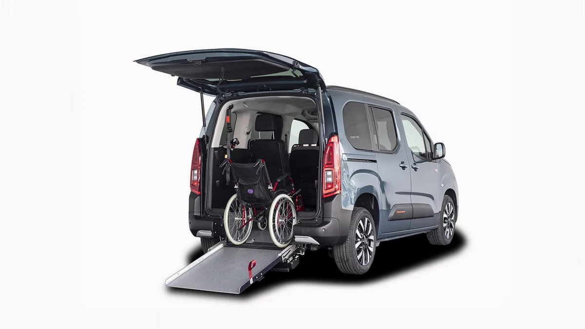 Citroën Berlingo Talla XL BlueHDi 100 YOU L2 N1 Adaptado en renting en Barcelona — Trasera