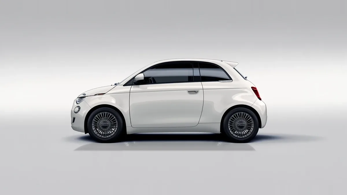 Fiat 500 TORINO 1.0 HYBRID 48KW 65CV (MANUAL) en renting en Barcelona — Trasera