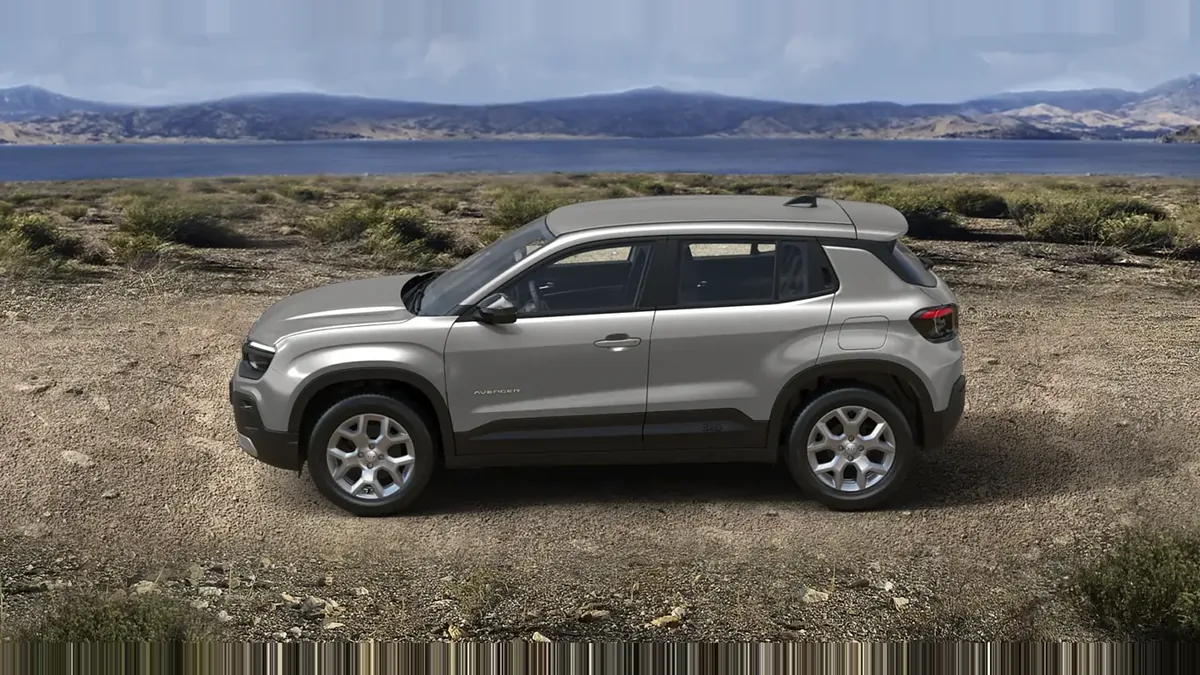 Jeep AVENGER E-HYBRID ALTITUDE en renting en Barcelona — Trasera