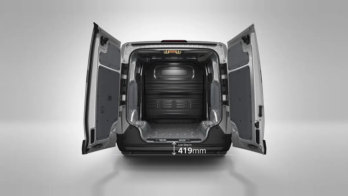 Kia PV5 Cargo L2H1 Long Range Plus en renting en Barcelona — Interior
