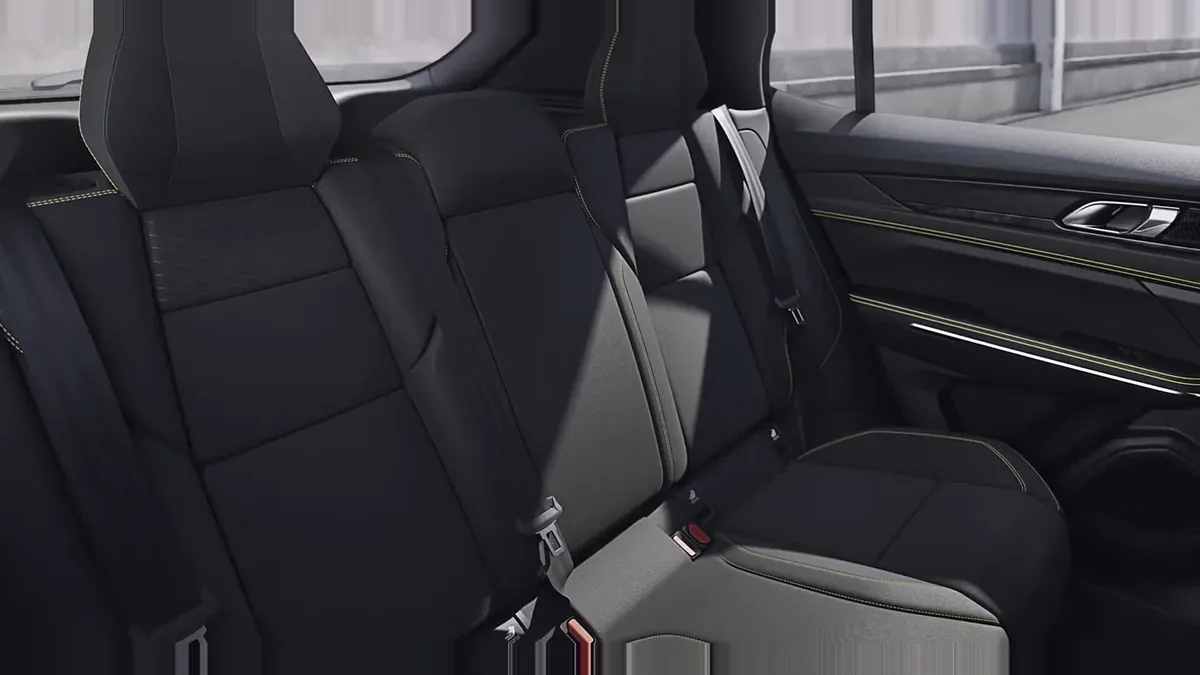 Lynk & Co 01 1.5 PHEV Core en renting en Barcelona — vista 7
