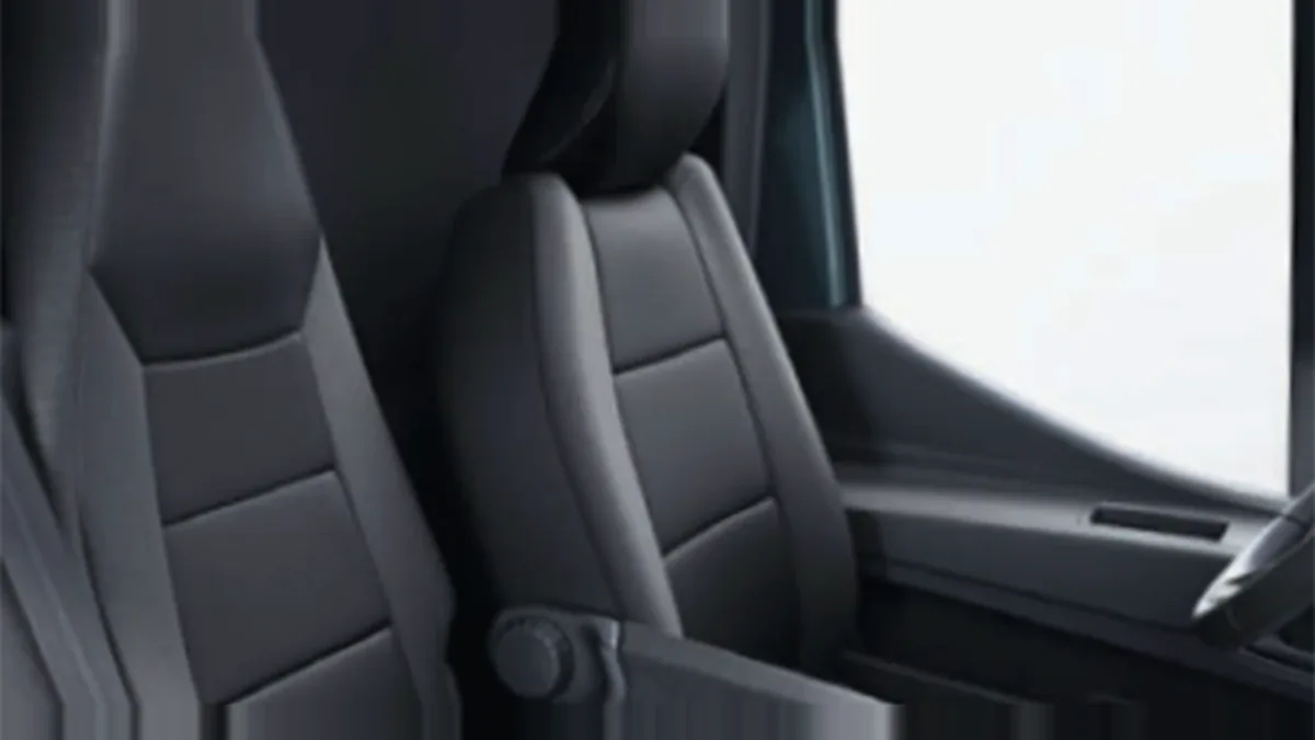 Nissan Interstar L2H2 3.5T 2.3dCi FWD Acenta en renting en Barcelona — Interior
