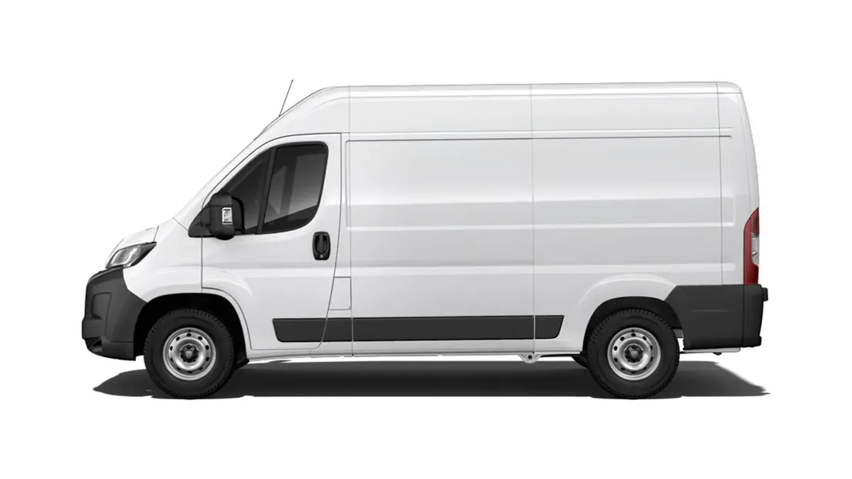 Peugeot Boxer 3.5 L2H2 BHDi S&S 6vel en renting en Barcelona — Trasera