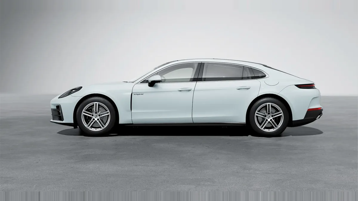 Porsche Panamera 4 E-Hybrid Executive en renting en Barcelona — Trasera