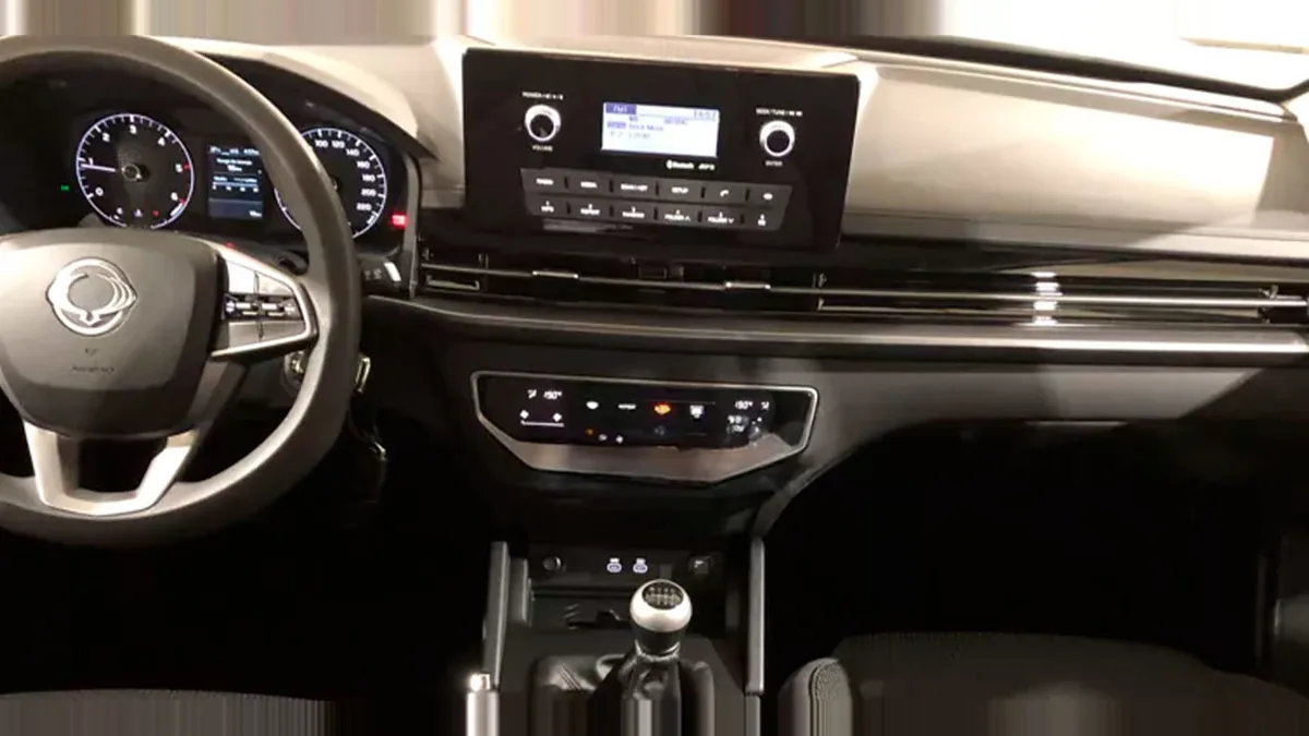 KGM Musso Sports D22 DTR Pro 4X4 MT en renting en Barcelona — Interior